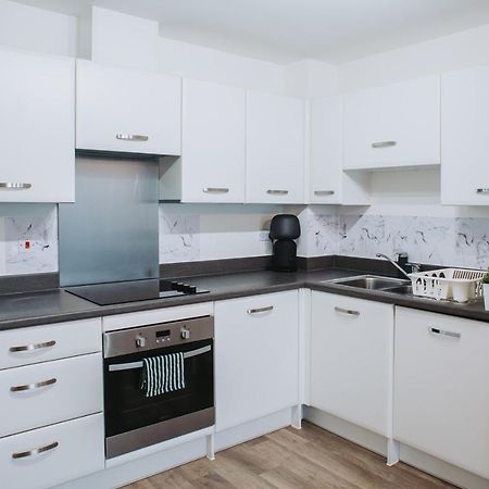 Deluxe 2 Bed Flat In Patchway Near Aztec West And Cribbs Causeway Bristolアパートメント エクステリア 写真
