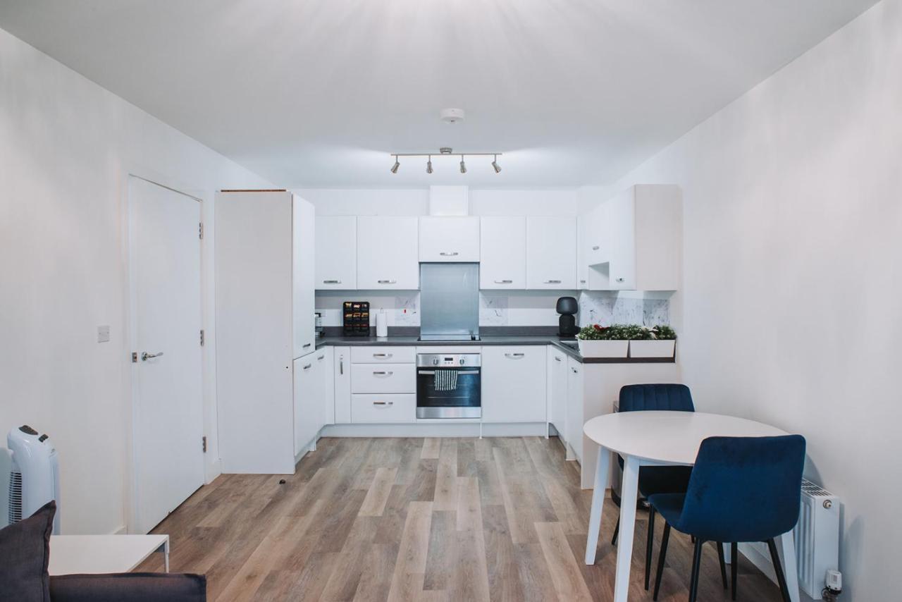 Deluxe 2 Bed Flat In Patchway Near Aztec West And Cribbs Causeway Bristolアパートメント エクステリア 写真
